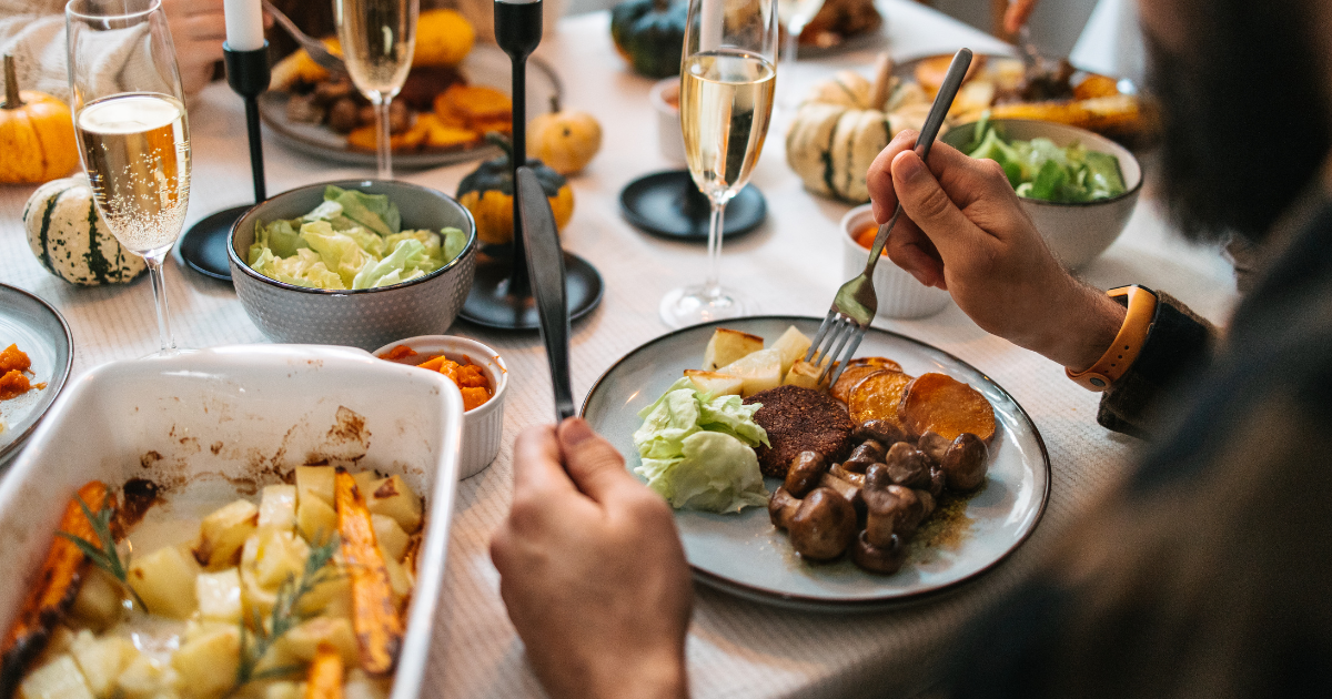 Grupo de personas tiene una cena de acción de gracias vegana