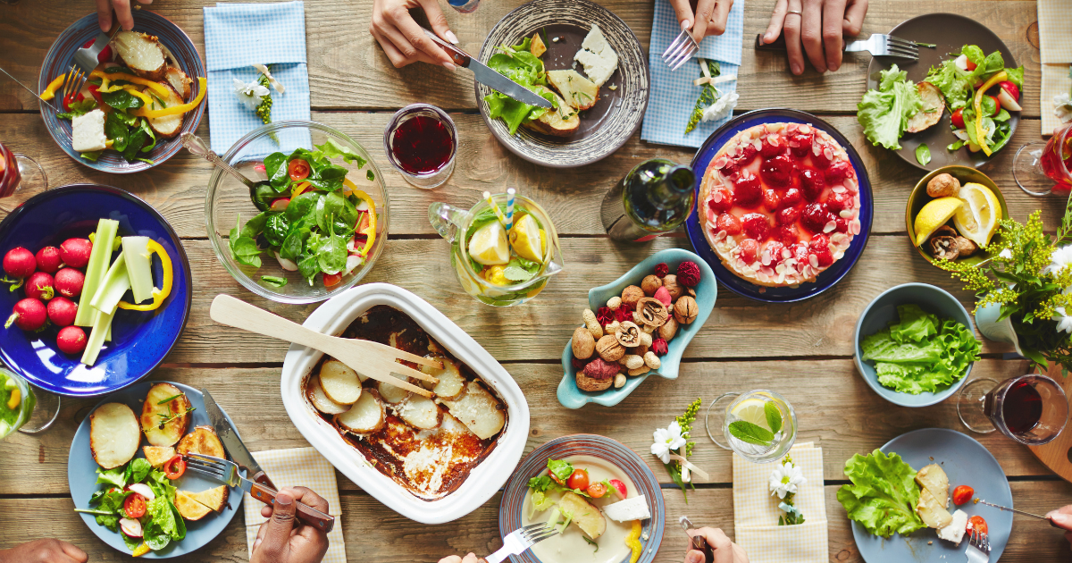 Una mesa llena de deliciosos platillos vegetarianos de cena.