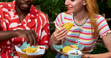 Clientes disfrutan de comida rápida a base de plantas.