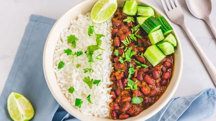 Un plato de arroz y frijoles. Consumir menos productos animales es bueno para tu salud, los animales y el planeta