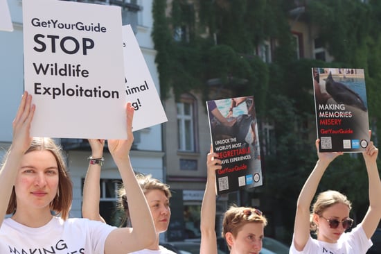 Protesta frente a las oficinas centrales de Get Your Guide en Berlin.