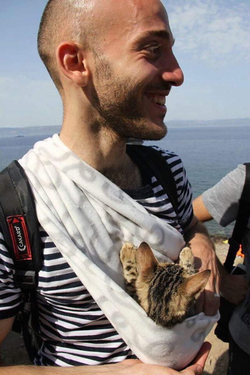 Refugiados sírios fogem da guerra com seus animais