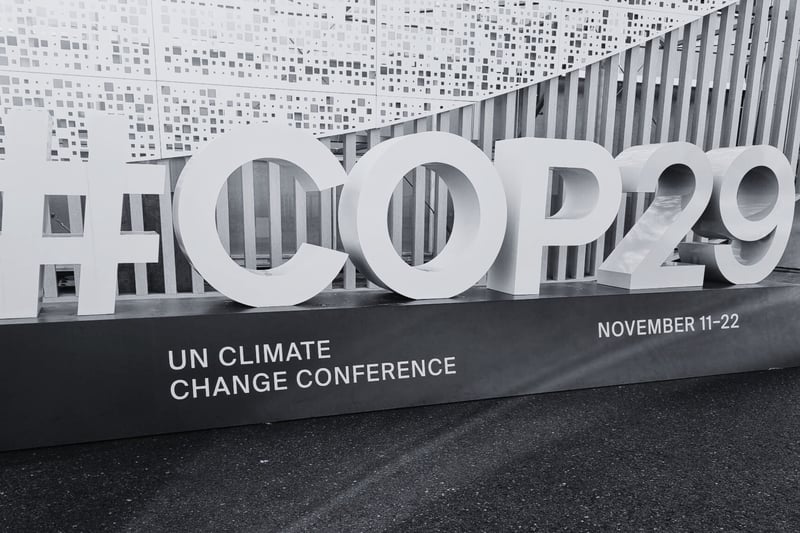 El logo de la COP29 en blanco y negro